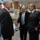 El presidente de Caja España charla con los de Caja Ávila, Agustín González, y Caja Burgos, José Mar