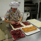 Ana Blanco del Pozo selecciona la cecina para la empanada en su obrador Casamá (Leonor de Guzmán, 6. Tel 987 090939 y 609 466 607).