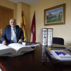 El notario José Ángel Tahoces Rodríguez, uno de los 34 fedetarios de la provincia, posa con la ley y el protocolo para los nuevos casamientos y divorcios. JESÚS F. SALVADORES