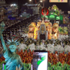 Miembros de la escuela de Samba Mocidade en el sambódromo de Río.