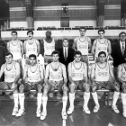 Gustavo Aranzana con la plantilla que lograba el ascenso a la ACB el 20 de mayo de 1990. CÉSAR ANDRÉS