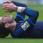 Bale, en el suelo durante el partido entre el Madrid y La Real Sociedad.