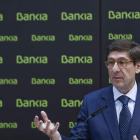 El presidente de Bankia, José Ignacio Goirigolzarri, presentó el acuerdo de fusión. EMILIO NARANJO