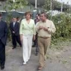 María Jesús Ruiz observa un arco durante la celebración de la semana de la caza y la pesca