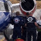 Ramón es bajado en una camilla desde el avión medicalizado que le trasladó de El Cairo a León.