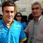 Fernando Alonso, junto a su padre, en el circuito de Montmeló
