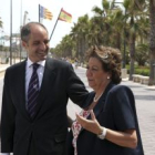 El presidente de la Generalitat, Camps, conversa con la alcaldesa de Valencia, Rita Barberá.