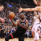 Serge Ibaka controla un balón.