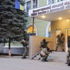 Activistas prorrusos ocupan una comisaría en Kramatorsk.