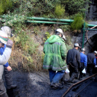 Trabajadores del grupo Viloria, ahora en ERE, entrando en agosto del año pasado al pozo.