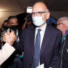 El líder de centroizquierda italiano saluda a varios simpatizantes tras los resultados. FABIO DI PIETRO