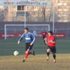 Soto, a la izquierda, se lleva un balón a pesar de la oposición de un jugador abulense
