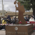 Autoridades políticas y militares que acudieron a la inauguración del monumento al peregrino que corona la plaza de San Martín del Camino. DL