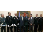Miguel Alejo y Francisco Álvarez, en el centro, junto a los agentes condecorados y sus mandos.