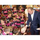 El alcalde Antonio Silván, junto a los niños del León Rugby. DL