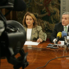 Nuria Lesmes y el alcalde de León, Emilio Gutiérrez, durante una rueda de prensa