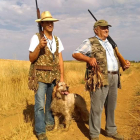 Dos aficionados de Villeza de las Matas con unas buenas ‘piñas’ de codornices. DL