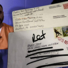 Pablo Ibar, en una imagen de un documental de la Sexta, junto a las cartas que le envió al barcelonés Alfonso Flores. Pablo Ibar, en una imagen de un documental de la Sexta, junto a las cartas que le envió al barcelonés Alfonso Flores.
