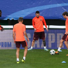 Messi y sus compañeros durante el entrenamiento de ayer en Lisboa. JOSÉ SENA