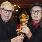 Los directores italianos Paolo y Vittorio Taviani sostienen el Oso de Oro.