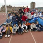 Algunos de los componentes del Club Atletismo Ponferrada en el estadio Colomán Trabado