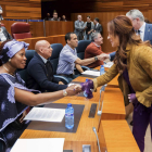 Clemente recibe a una delegación de inmigrantes y refugiados que residen en Castilla y León. R. GARCÍA