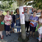 Parte de las fresnerinas que participan en las ganchilladas de Olga Moledo. MARCIANO PÉREZ