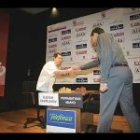 El indio Viswanathan Anand, primero del mundo tras la retirada de Kasparov, derrotó al campeón del mundo de la Federación Internacional de Ajedrez (FIDE), el uzbeco Rustam Kasimdzhanov.