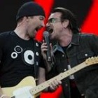 El vocalista de U2, Bono, canta junto al guitarrista de la banda, The Edge, durante un concierto