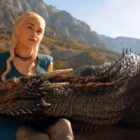 Emilia Clarke es la madre de dragones en Juego de tronos.