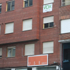 El cartel de Voz, ayer por encima del de USE en el edificio de la calle Ave María. L. DE LA MATA