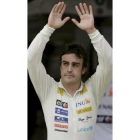 Alonso saluda al público tras su abandono en Montmeló