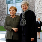 La canciller alemana, Angela Merkel ayer con Theresa May. TRUEBA