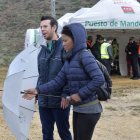 El padre de Gabriel y su pareja Ana Julia Quezada, durante el segundo día de búsqueda del niño.