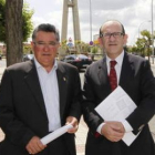 David Fernández y José Manuel Jiménez, ayer a su llegada a la biblioteca de La Virgen.