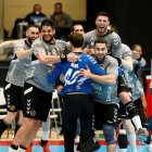 Los jugadores del Cuenca celebran exultantes la victoria. M. LORENZO