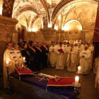 El obispo, el abad, el alcalde y las damas y caballeros del milagroso Pendón de San Isidoro honran la meomria de los Reyes de León en la 'Capilla Sixtina' del Románico.