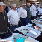 Vecinos de los barrios de San Andrés y Santa Clara dieron rienda suelta a más de 2.800 libros, que llevaron a la plaza Mayor