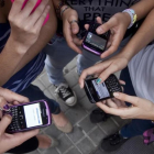 Estudiantes de secunudaria con sus móviles.