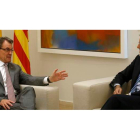 El presidente catalán, Artur Mas, conversa con el presidente del Gobierno, Mariano Rajoy, en el encuentro que mantuvieron ayer en La Moncloa.