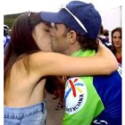 Alejandro Valverde besa a su novia a la llegada a Xorret de Catí