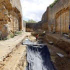 Excavación en la cabecera de la iglesia, vista del pavimento del canto rodado del claustro, arranque de la escalera y una de las marcas de cantero. MARCIANO PÉREZ