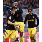 Gameiro celebra su gol ante Osasuna con sus compañeros Ángel Correa y Antoine Griezmann. JESÚS DIGES