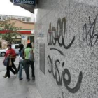 Detalle de una de las pintadas aparecidas en la fachada de un banco que da a la avenida de España