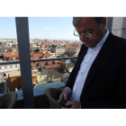 Silván ayer, consultando su teléfono móvil en la azotea del Conde Luna, donde hoy tenía previsto el PP celebrar sus resultados