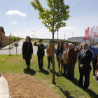 Familiares y autoridades descubren el monumento a Gabi San Martín, en La Bañeza.