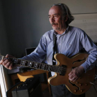 El veterano músico leonés, con su inseparable guitarra en las manos.