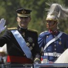 El rey Felipe VI y la reina Letizia, a su paso por la plaza de Cibeles en su trayecto hacia el Palacio Real en un Rolls Royce descapotable.