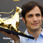 El actor mexicano Gael García Bernal, con el premio del Festival de Cine de Lorcano.