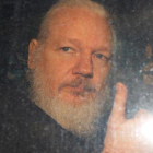 Julian Assange, a su salida de las dependencias policiales en Londres.